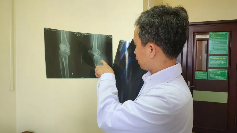 Các bác sĩ Bệnh viện Bà Rịa đã chẩn đoán chính xác và kịp thời mổ cho bệnh nhân bị gãy chân do tai nạn giao thông. Ảnh: TK Benh_vien_Ba_Ria_cuu_song-chan_benh_nhan h2.jpg