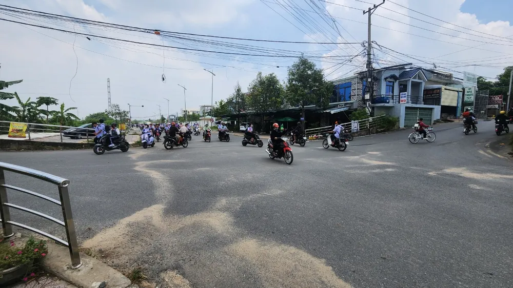 Bốn luồng cùng chạy một lúc nên chỉ cần người lưu thông, đặc biệt học sinh thiếu quan sát, chạy ẩu là xảy ra va chạm. Ảnh: TK Nga_tu_mat_an_toan_tai_Vung_Tau6.jpg
