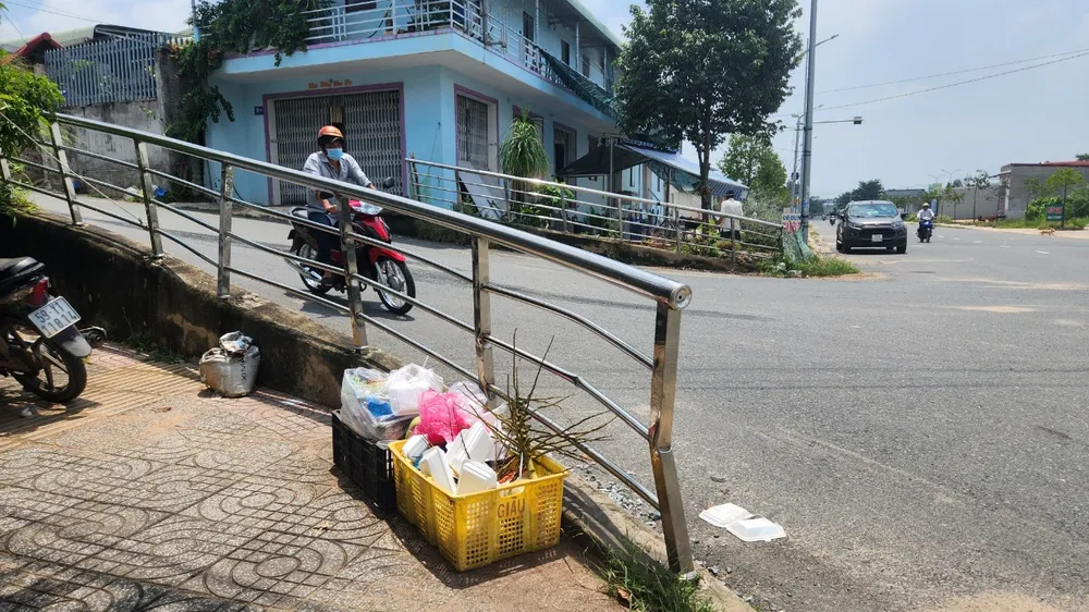 Hai đầu dốc ngã tư cao và tầm nhìn hạn chế, bốn luồng xe cùng chạy nên nguy cơ xảy ra tai nạn. Ảnh:TK Nga_tu_mat_an_toan_tai_Vung_Tau7.jpg
