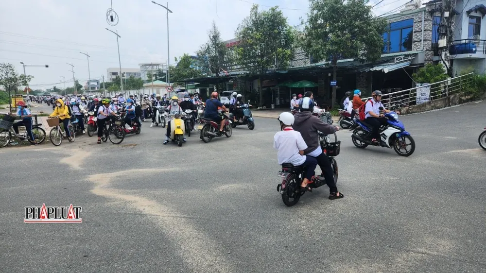 Giờ học sinh tan học đoạn qua ngã tư Đô Lương- Hẻm 58 Nguyễn Gia Thiều. Ảnh: TK Nga_tu_mat_an_toan_tai_Vung_Tau8.jpg