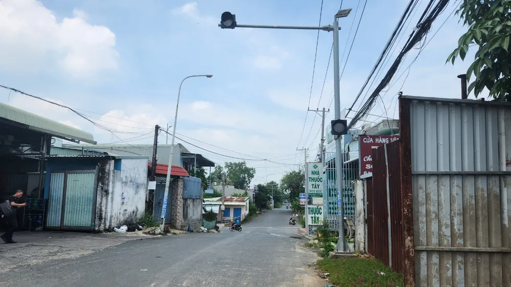 Đèn chớp vàng báo hiệu giảm tốc độ được gắn ở bốn bên nhưng theo người dân chưa phải giải pháp hiệu quả. Ảnh: TK Nga_tu_mat_an_toan_tai_Vung_Tau9.jpg