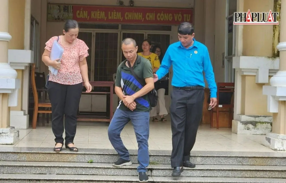 Đại diện của Liên đoàn Lao động tỉnh Bà Rịa-Vũng Tàu (bên phải) tham gia phiên tòa bảo vệ quyền lợi của ông Hiếu. Ảnh: TK Phien_toa_lao_dongh2.jpg