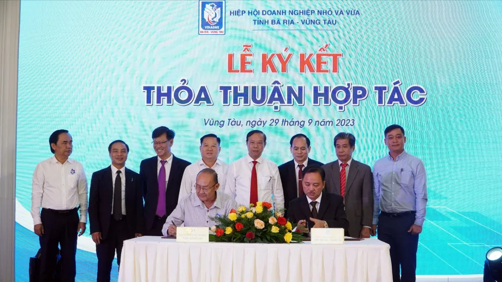 Lễ ký kết thỏa thuận hợp tác giữa các hiệp hội. Ảnh: QV Hiep_hoi_doanh_nghiep-nho_va_vua_ky_ket_hop_tac.jpg
