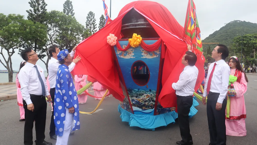 Chuẩn bị nghi thức rước Ông từ khu vực biển Bãi Trước qua các tuyến đường về Đình thần Thắng Tam, Vũng Tàu. Ảnh: TK Le_hoi_Nghinh_Ong_Vung_Tau.JPG