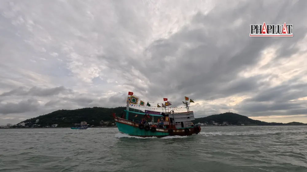 Lễ Nghinh Ông trên biển Vũng Tàu sáng 30-9. Ảnh: Khánh Nam nghinh_ong_Vung_Tau_7.JPG