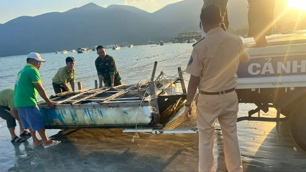 Phương tiện bè gắn máy tự chế được đưa lên bờ để xử lý theo quy định. Ảnh: HKL Thuyen_tu_che.jpg