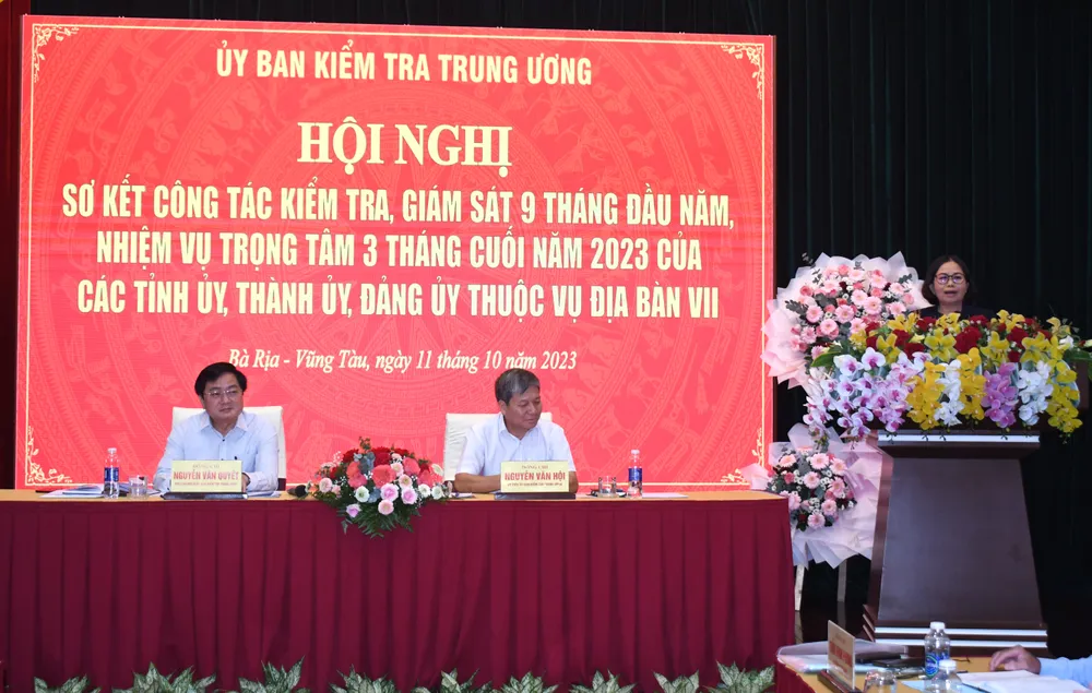 Bà Nguyễn Thị Yến, Phó Bí thư Thường trực Tỉnh ủy, Trưởng đoàn ĐBQH thông tin đến các đại biểu tình hình phát triển kinh tế-xã hội tại địa phương. Ảnh: TK Vu-Dia-ban-7-UBKT-Trung-uong.JPG