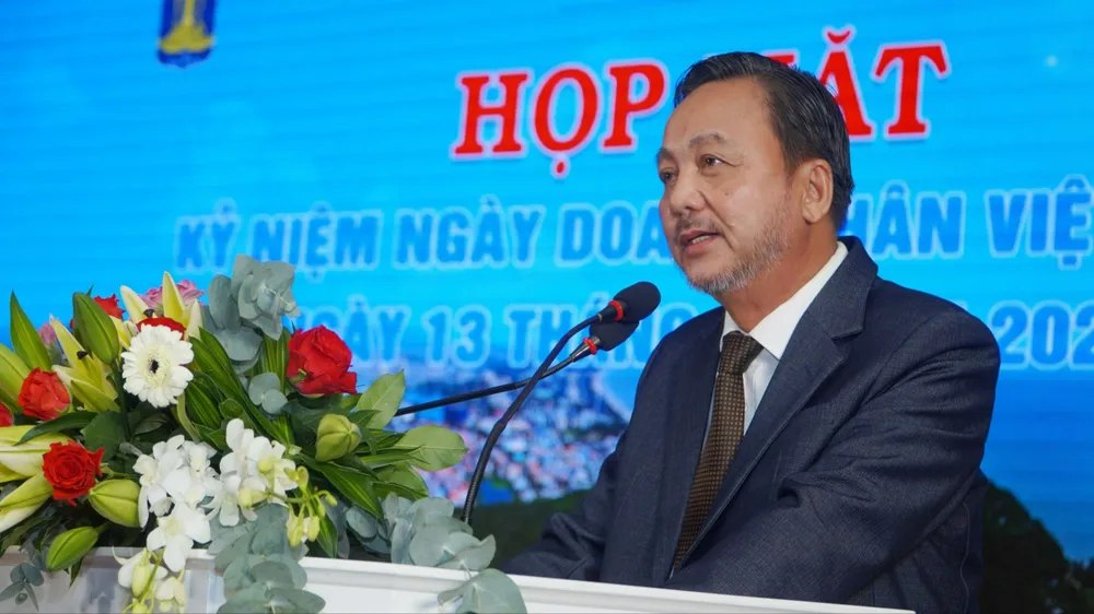 Ông Phạm Văn Triêm, Chủ tịch Hiệp hội Doanh nghiệp Nhỏ và Vừa tỉnh đại diện cộng đồng doanh nghiệp tỉnh chia sẻ tại họp mặt. Ảnh: QV Doanh-nghiep-Nho-Va-Vua.jpg