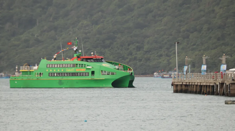 Tàu cập cảng Tàu khách Côn Đảo. Ảnh: MẠNH CƯỜNG IMG_9521.JPG