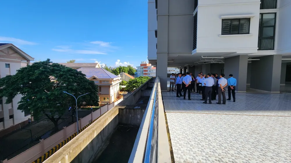 Lãnh đạo TP Vũng Tàu đi kiểm tra thực tế tại chung cư tái định cư phường Thắng Tam (tháng 10-2023). Ảnh: TK chung-cu-tai-dinh-cu-thang-tam-h4-7514-7760.jpg