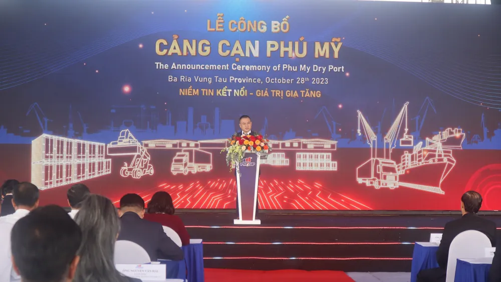 Ông Tạ Quốc Bảo, Phó TGĐ công ty Cổ phần Thanh Bình Phú Mỹ giới thiệu về Cảng cạn Phú Mỹ. Ảnh: TK Cảng cạn đầu tiên của Bà Rịa- Vũng Tàu đi vào hoạt động