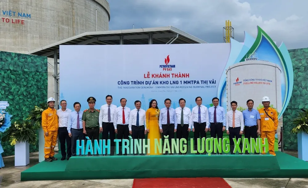 Phó Thủ tướng Chính phủ Trần Lưu Quang cùng các đại biểu chụp hình lưu niệm tại buổi lễ. Ảnh: TK Kho-LNG-Thi-Vai.jpg