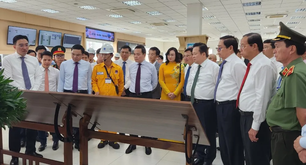 Phó Thủ tướng Trần Lưu Quang cùng các đại biểu nghe giới thiệu về quá trình xây dựng, vận hành tại nhà điều hành kho LNG 1 MMTPA Thị Vải. Ảnh: TK Pho-thu-tuong-Tran-Luu-Quang.jpg