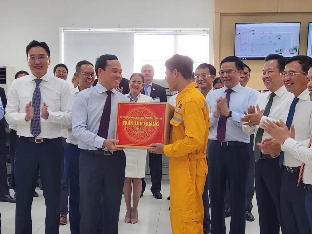 Phó Thủ tướng Trần Lưu Quang tặng quà cho đội ngũ kỹ sư vận hành kho LNG 1 MMTPA Thị Vải. Ảnh: TK PV-GAS-2.jpg
