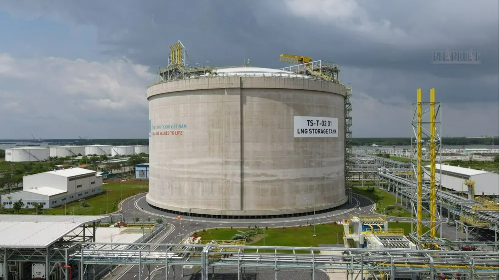Bồn chứa LNG tại kho LNG Thị Vải của PV GAS. Ảnh: KN PV-GAS.jpg