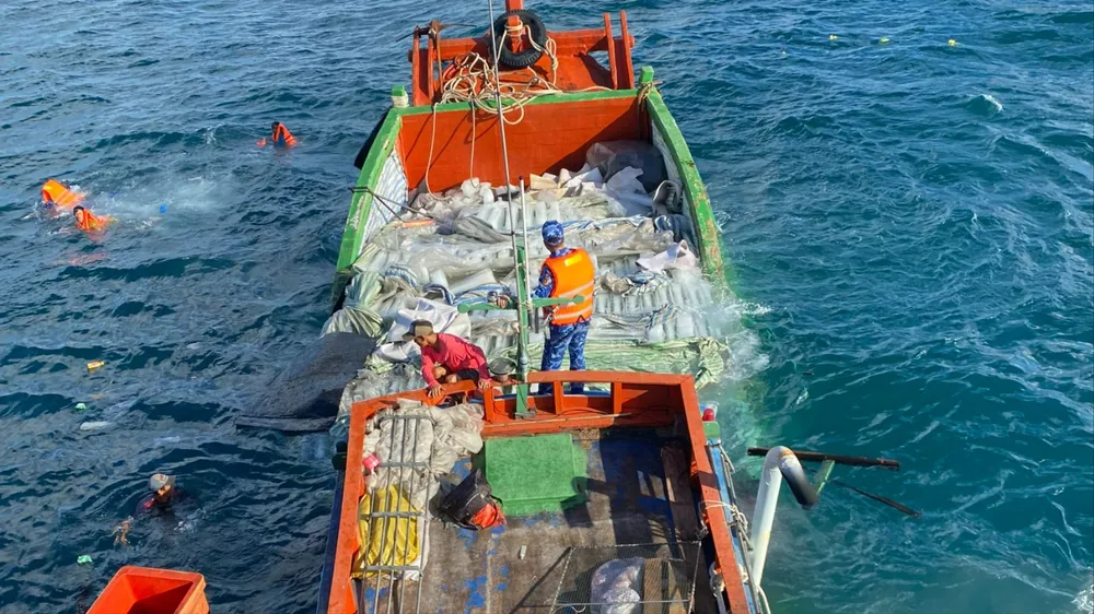 Lực lượng Cảnh sát biển lên phương án cứu tàu nhưng do nước vào nhiều tàu bị chìm. Ảnh: ĐĐ Tàu cá KG bị Chìm trên biển.jpg