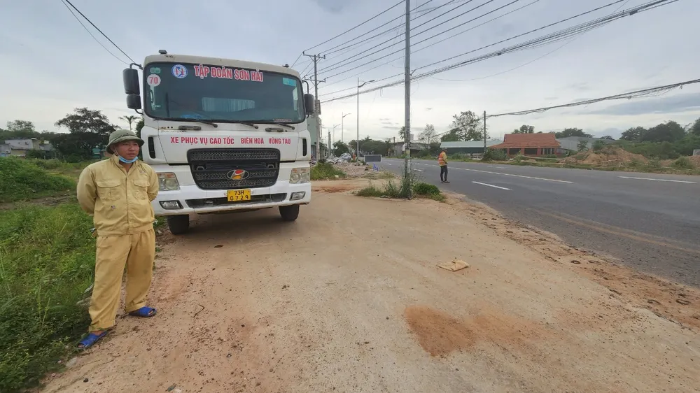 Nhà thầu huy động nhiều xe chở vật liệu từ mỏ về san lấp tại dự án cao tốc Biên Hòa- Vũng Tàu đoạn đi qua đường Mỹ Xuân- Ngãi Giao. Ảnh: TK Tập đoàn Sơn Hải thi công cao tốc Biên Hòa- Vũng Tàu
