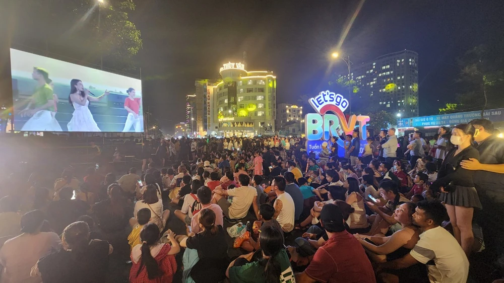 Quảng bá du lịch Bà Rịa- Vũng Tàu qua âm nhạc, drone light 'vẽ' ánh sáng độc, lạ trên bầu trời đêm Bãi Sau