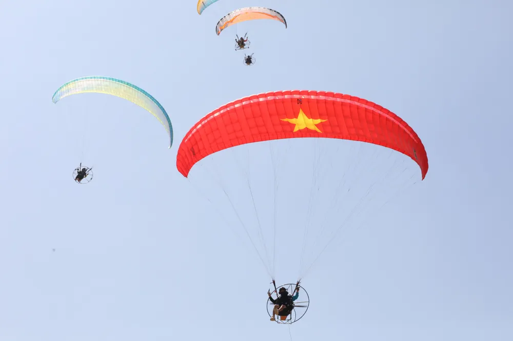 Khám phá du lịch Bãi Sau, Vũng Tàu bằng dù lượn