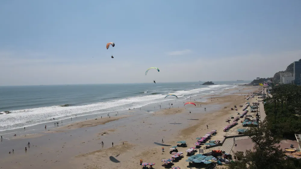 Khám phá biển Bãi Sau, Vũng Tàu bằng dừ lượn