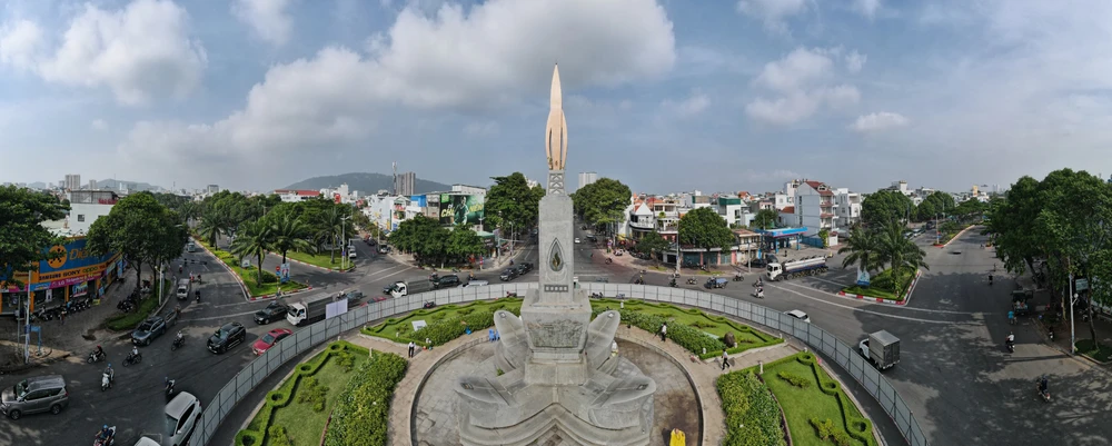 Bắt đầu di dời Tượng đài Dầu khí ở Vũng Tàu sang vị trí mới