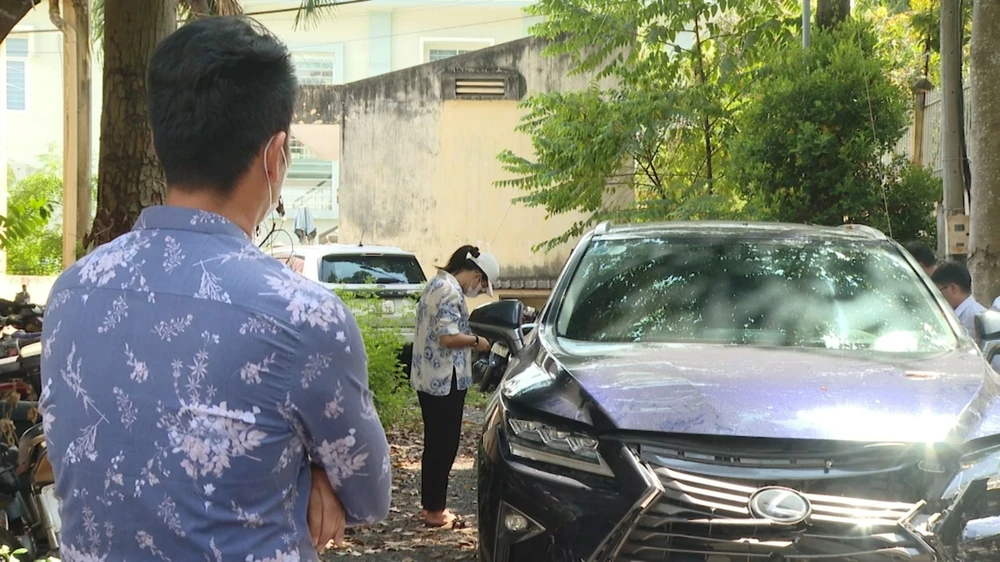 Một số hình ảnh về vụ 2 tài xế húc nhau bằng ô tô ở Bà Rịa