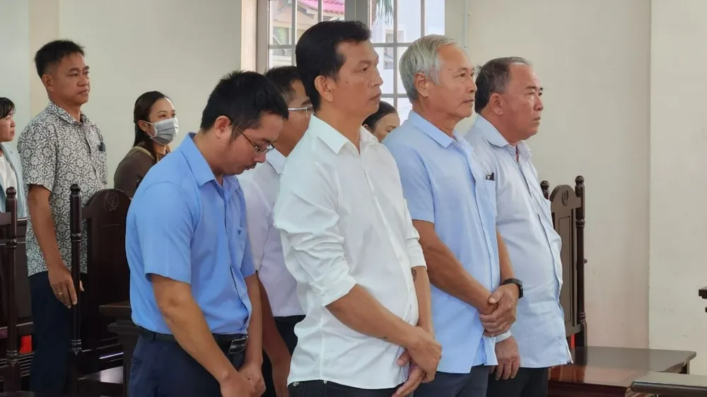 cán bộ địa chính xã làm hồ sơ cấp đất công cho mẹ vợ