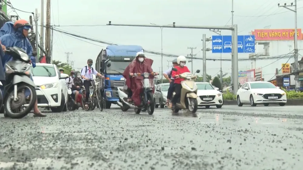 Mặt đường Quốc lộ 51 đoạn qua phường Mỹ Xuân, thị xã Phú Mỹ, Bà Rịa - Vũng Tàu xuống cấp ảnh hưởng đến đời sống người dân. Ảnh: XT quoc-lo-51-xuong-cap-3300-5361.jpg