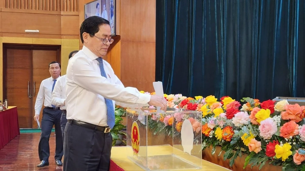 Ông Phạm Viết Thanh, Chủ tịch HĐND tỉnh Bà Rịa - Vũng Tàu bỏ phiếu tín nhiệm tại kỳ họp. Ảnh: TK Bà Rịa- Vũng Tàu: Lấy phiếu tín nhiệm 31 người do HĐND bầu