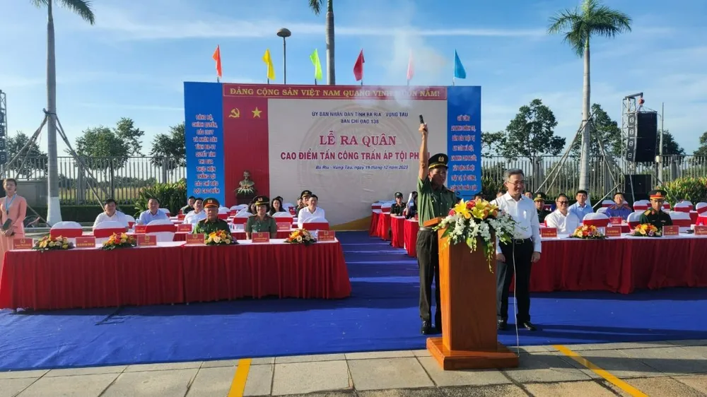 Đại tá Bùi Văn Thảo, giám đốc công an tỉnh Bà Rịa- Vũng Tàu thay mặt Ban chỉ đạo 138 phát hiệu lệnh ra quân cao điểm đấu tranh trấn áp tội phạm. Ảnh: TK Bà Rịa- Vũng Tàu ra quân cao điểm trấn áp tội phạm trước, trong và sau Tết Nguyên đán Giáp Thìn 2024