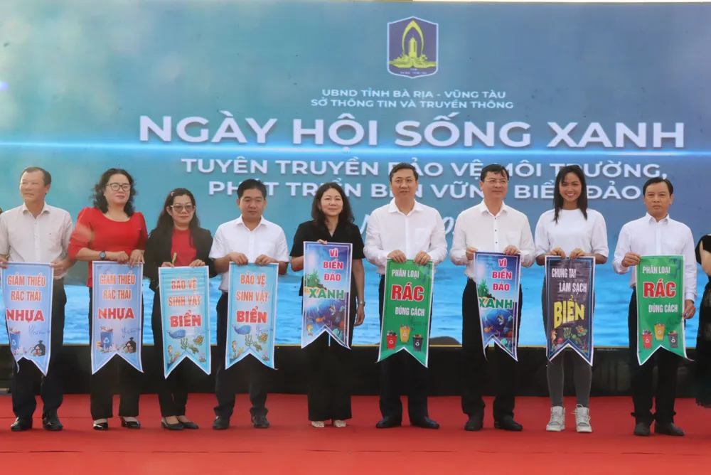 Hoa hậu H’Hen Niê cùng người dân Bà Rịa-Vũng Tàu truyền thông về bảo vệ môi trường xanh