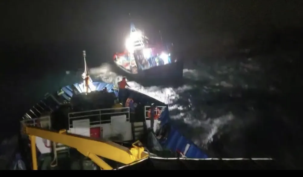 Tàu của Bộ tư lệnh Vùng Cảnh sát Biển 3 cứu kéo tàu cá gặp nạn trên biển