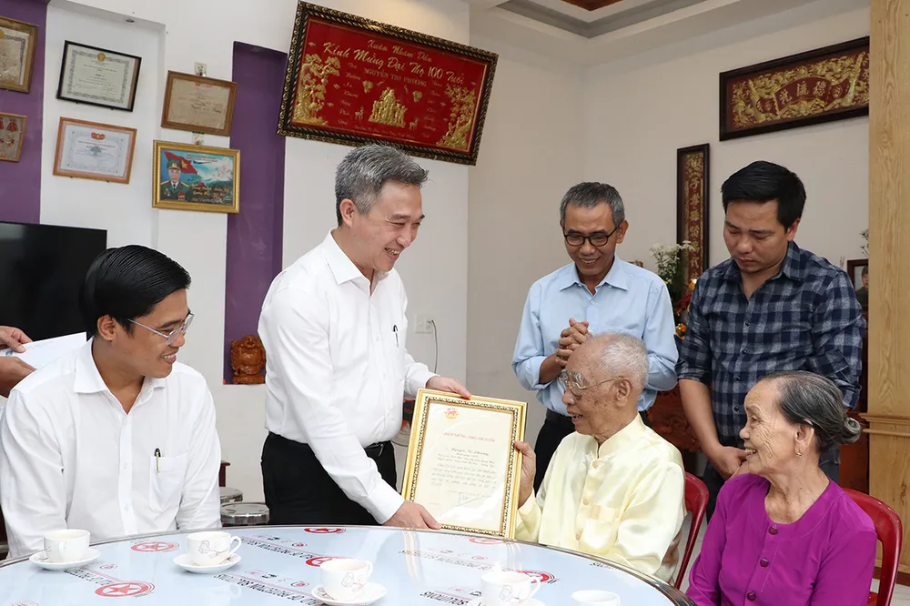 Tỉnh Bà Rịa- Vũng Tàu sẽ tổ chức nhiều hoạt động thăm hỏi, tặng quà gia đình chính sách, hộ nghèo, các cụ tròn 100 tuổi và 90 tuổi (Ảnh thăm hỏi các cụ cao niên Tết năm Quý Mão 2023: MINH THANH) tham-tang-qua-cac-cu-100-tuoi-904.jpg
