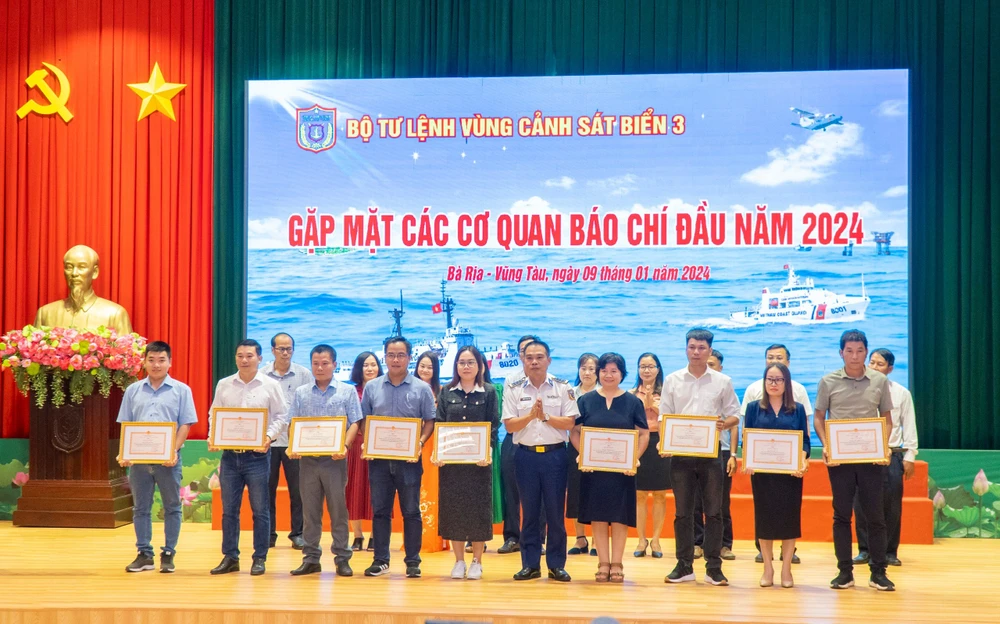 Phóng viên báo Pháp Luật TP.HCM cùng các cơ quan báo chí nhận giấy khen của Bộ tư lệnh Vùng Cảnh sát biển 3 năm 2023. Ảnh: MT Bộ Tư lệnh Vùng Cảnh sát Biển 3 gặp gỡ các cơ quan báo chí đầu năm