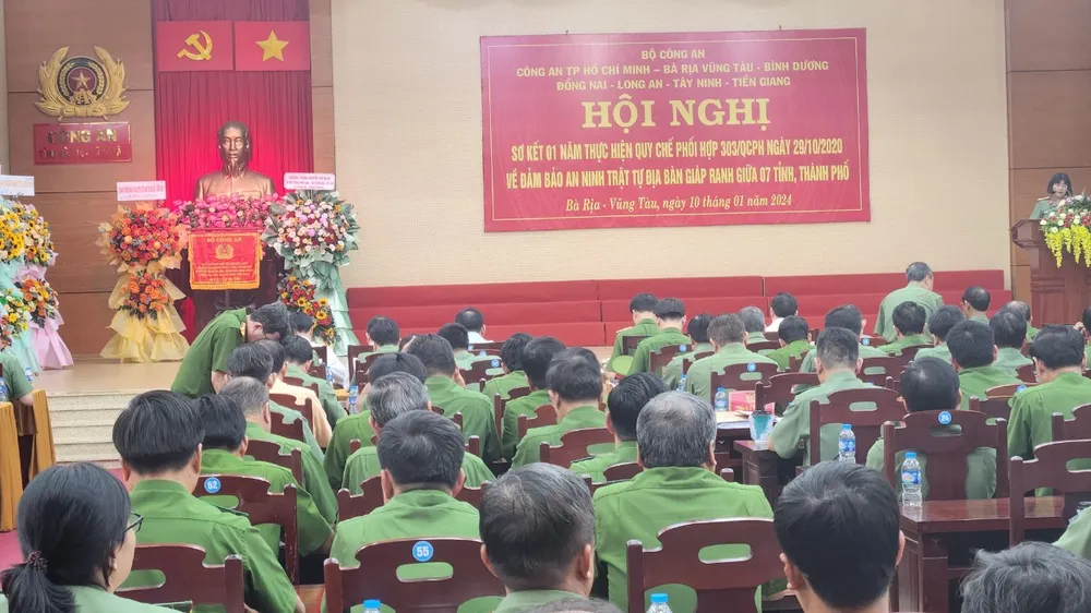 Hội nghị sơ kết 1 năm công tác đảm bảo ANTT địa bàn giáp ranh 7 tỉnh, thành phố. Ảnh: TK Hoi-nghi.jpg
