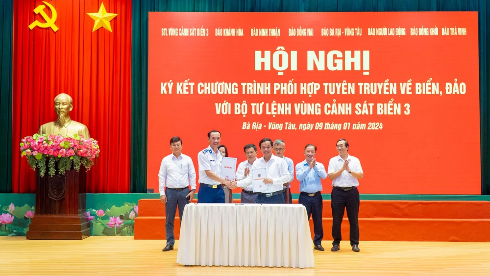Ký kết chương trình phối hợp tuyên truyền giữa Bộ tư lệnh Vùng Cảnh sát biển 3 với các cơ quan báo chí. Ảnh: MT Ky-ket-hop-tac.jpg