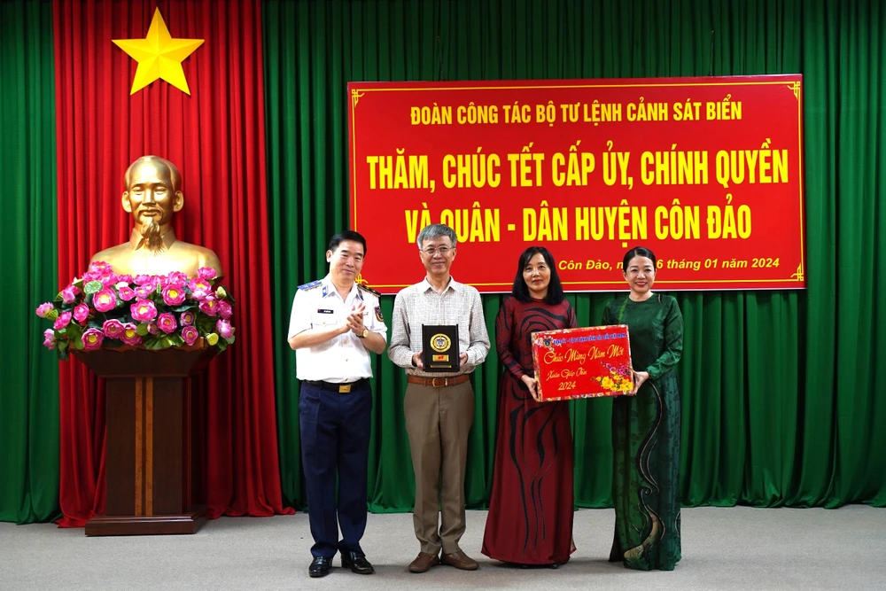 Chính ủy Cảnh sát biển Việt Nam thăm, chúc tết tại huyện Côn Đảo