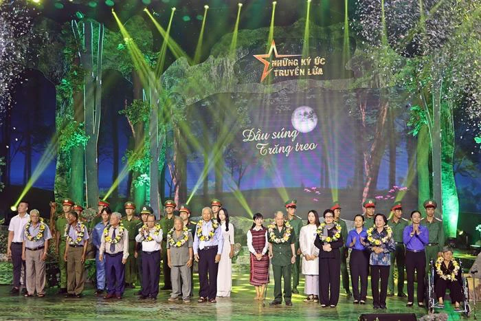 Thế hệ trẻ Bà Rịa- Vũng Tàu thực hiện nghi thức tri ân các đại biểu tham gia chương trình. Ảnh: TD ky-uc-truyen-lua.jpg