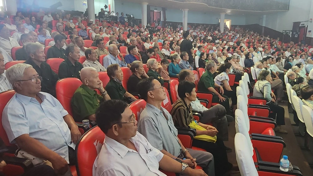 500 đại biểu là những người từng tham gia hoạt động kháng chiến tại tỉnh Bà Rịa- Vũng Tàu tham dự chương trình. Ảnh: TK Ra mắt Ban Vận động thành lập Hội hỗ trợ người hoạt động kháng chiến ở Bà Rịa- Vũng Tàu trước 30/4/1975
