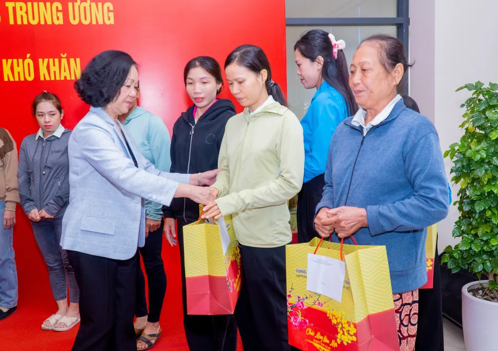 Thường trực Ban Bí thư Trương Thị Mai thăm, tặng quà, chúc Tết hộ nghèo, công nhân tại Bà Rịa- Vũng Tàu