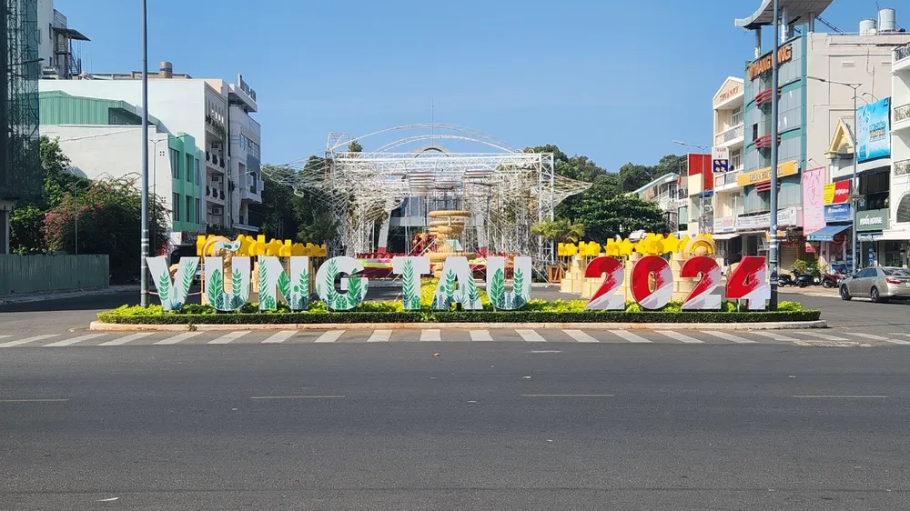 Đường phố khu vực trung tâm Vũng Tàu những ngày này được chỉnh trang, trang trí các tiểu cảnh. Ảnh: TK Vung-Tau-2-24.jpg