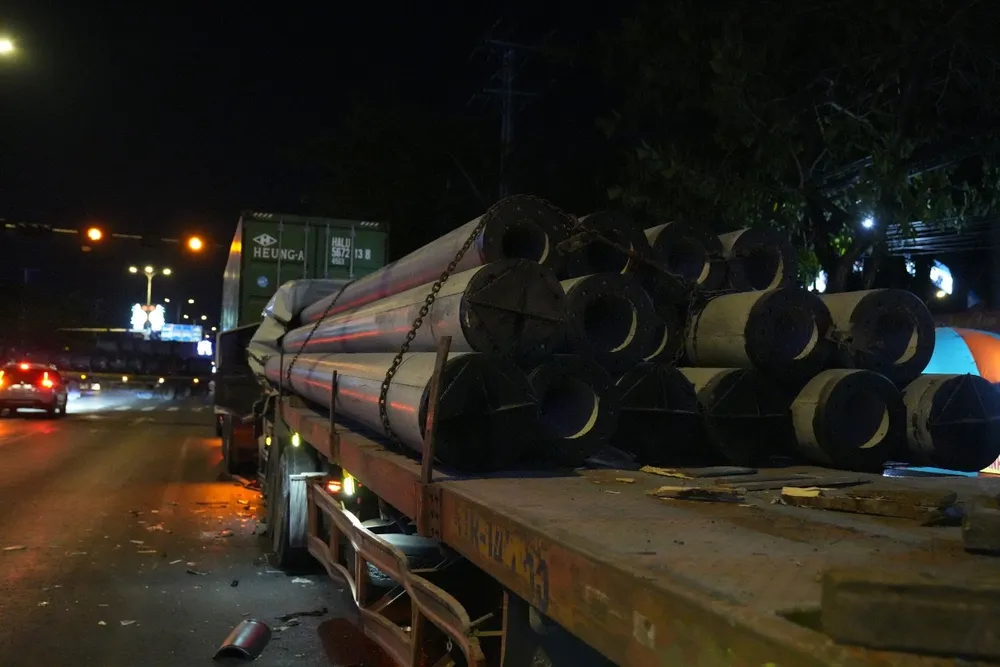 Va chạm xảy ra khi xe container phía sau tông vào xe phía trước vừa dừng đèn đỏ. Ảnh: MK Tai-xe-ket-trong-cabin-h2.jpg
