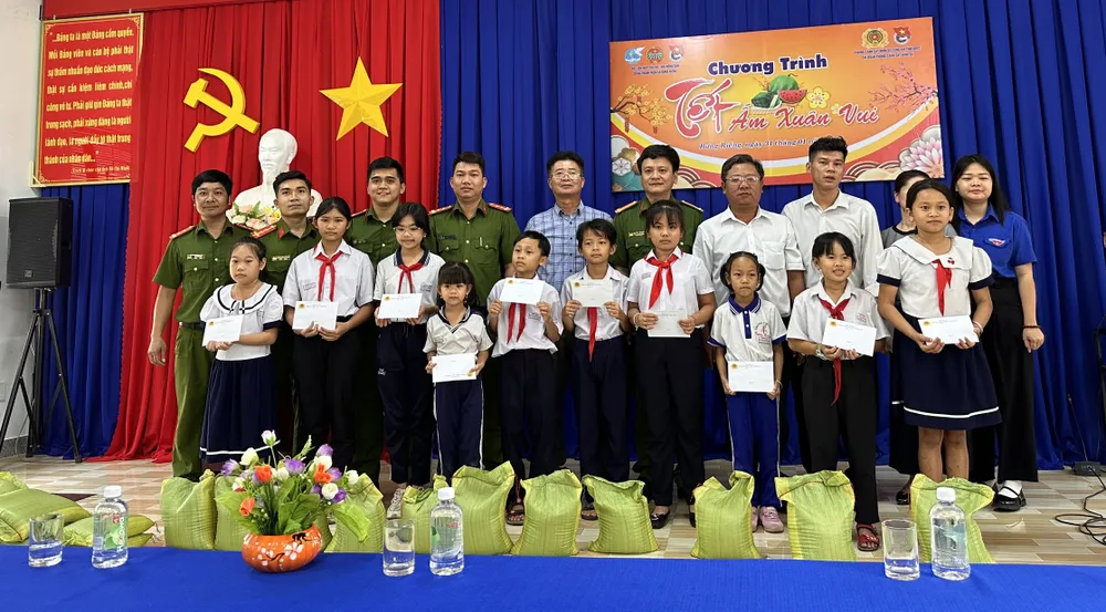 Đoàn tặng phần quà cho học sinh tại xã Bưng Riềng, huyện Xuyên Mộc. Ảnh: QH Phòng Cảnh sát Hình sự công an Bà Rịa- Vũng Tàu tổ chức trao tặng quà Tết kết hợp tuyên truyền pháp luật