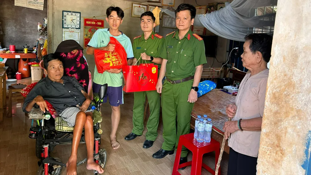 Trung tá Nguyễn Tuấn Dũng, Phó trưởng phòng PC02 (bên phải ảnh) cùng Chi đoàn đơn vị tặng quà Tết cho học sinh hiếu học có hoàn cảnh khó khăn. Ảnh: QH Phòng Hình sự công an Bà Rịa- Vũng Tàu tặng quà Tết cho học sinh nghèo kết hợp tuyên truyền pháp luật