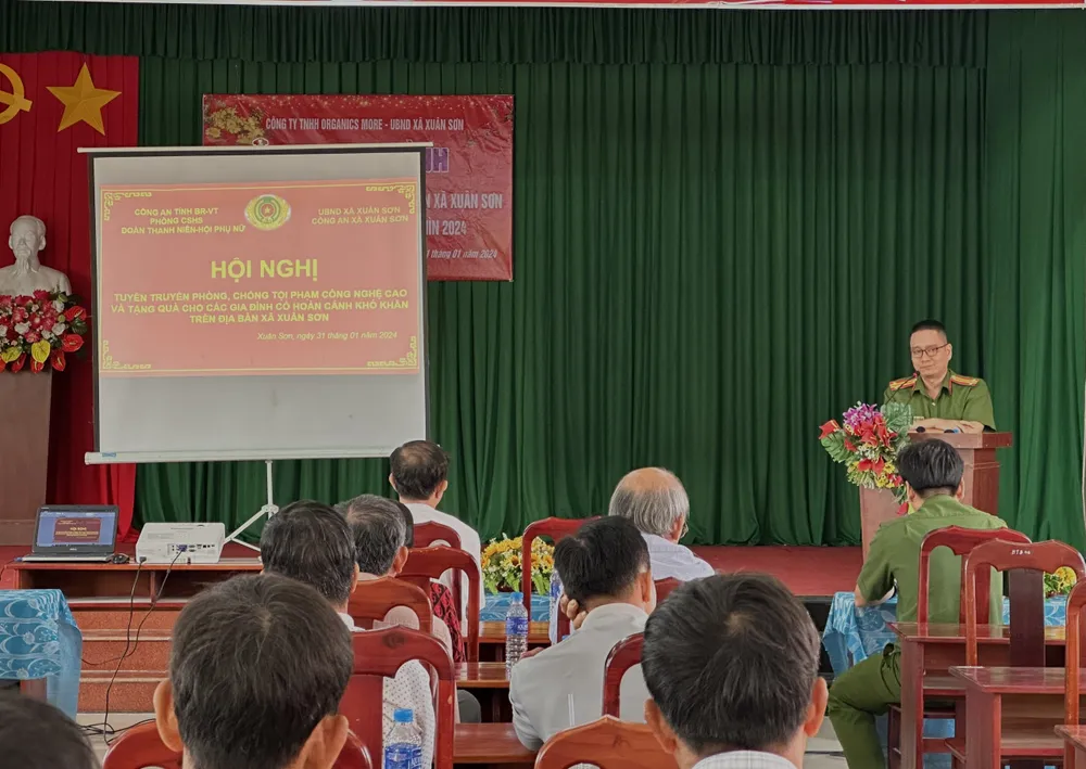 Cán bộ phòng PC02 tuyên truyền về các thủ đoạn dùng công nghệ cao để lừa đảo chiếm đoạt tài sản. Ảnh: QH Phòng Hình sự công an Bà Rịa- Vũng Tàu tặng quà Tết cho học sinh nghèo kết hợp tuyên truyền pháp luật