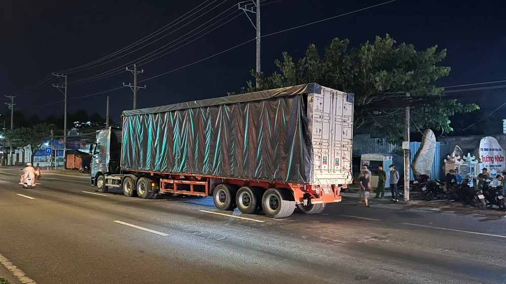 Một thanh niên bất ngờ lao vào bánh xe container tử vong