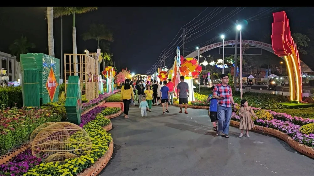 Người dân ghé vui chơi, tham quan tại đường hòa xuân huyện Xuyên Mộc. Ảnh: NT nguoi-dan-vui-choi-duong-hoa.jpg