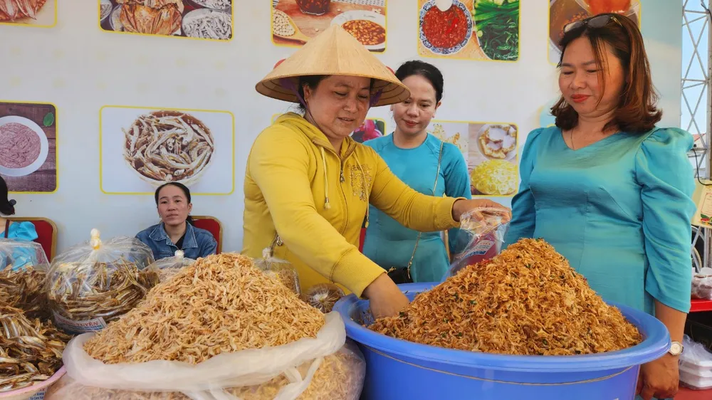Xã Long Sơn có nhiều cơ sở chế biến các sản phẩm từ hải sản dần được người dân, du khách biết tới. Ảnh: TK Che-bien-hai-san-xa-Long-Son.jpg