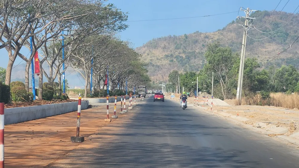 Đường ven biển Vũng Tàu- Bình Châu đoạn qua xã Long Sơn đang được nâng cấp, mở rộng . Ảnh: TK Duong-ven-bien-DT-994.jpg