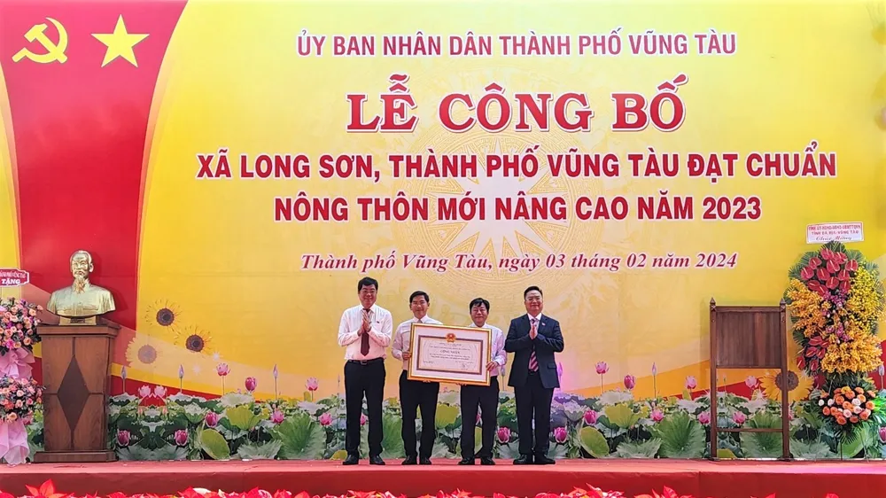 Lãnh đạo TP. Vũng Tàu trao quyết định của tỉnh công nhận xã Long Sơn đạt chuẩn Nông thôn mới nâng cao. Ảnh: TK Vũng Tàu: Xã có dự án hóa dầu hơn 5 tỉ USD đạt chuẩn Nông thôn mới nâng cao